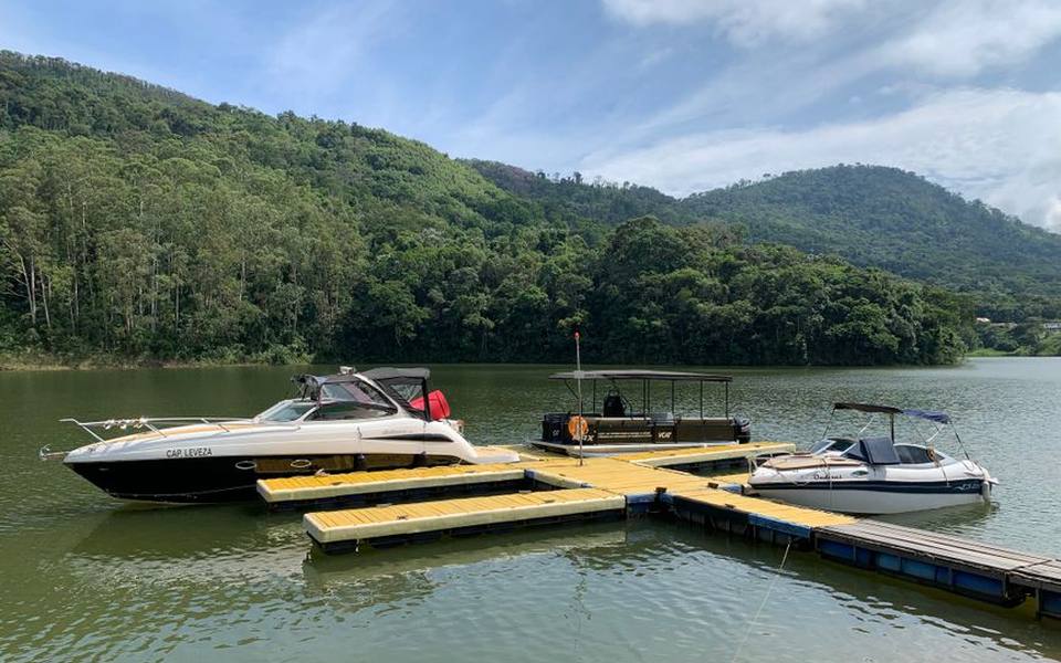 Pontoon and Tritoon Rentals for Group Comfort