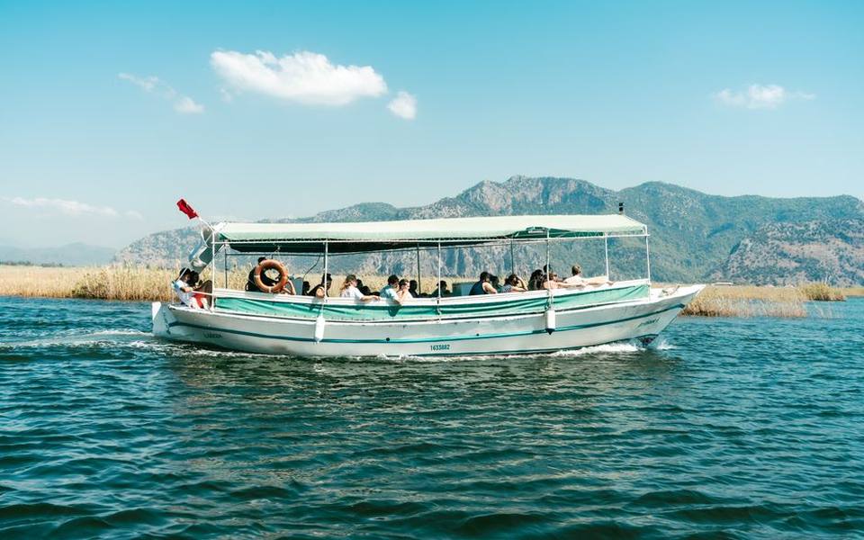 Testing the Waters Through Pontoon Rental Before You Buy